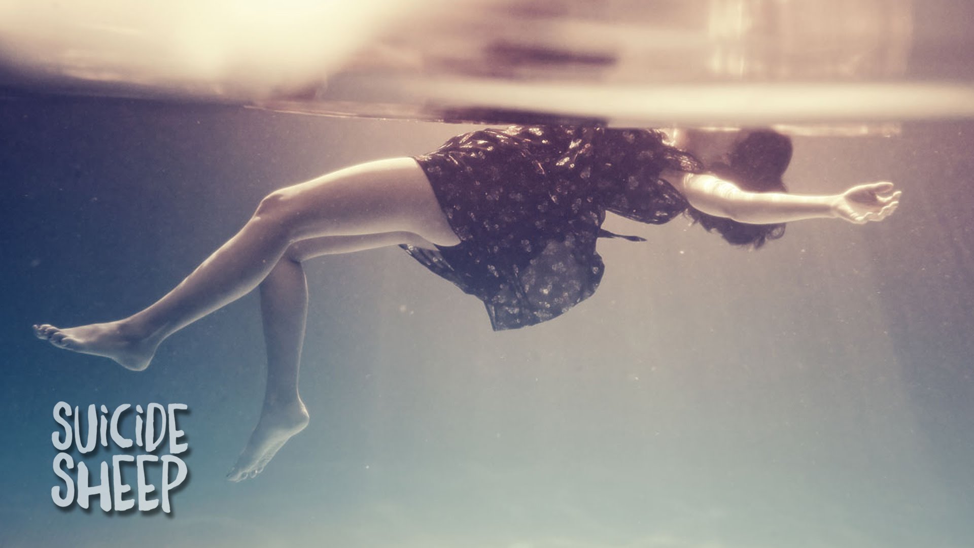 Красиво разобьюсь. Девушка тонет. Девушка тонет в воде. Девушка под водой. Фотосессия под водой.