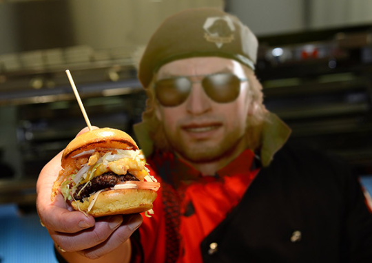 Does like burgers. Kazuhira Miller Burger. Гамбургеры Казухиры Миллера. MGS 5 Казухира Миллер бургеры. Джейсон Burgers.